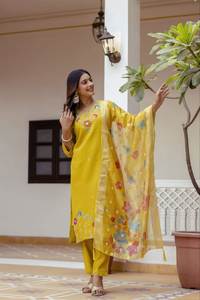 Ensemble Kurti, pantalon et dupatta en viscose jaune de qualité supérieure avec broderies, perles et dupatta à imprimé design - Product Image 4