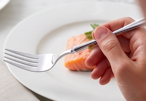 Juego de cubiertos de bambú cónicos con acabado de acero inoxidable pulido a espejo para comedores corporativos, salones, servicio hotelero y uso en catering de viajes. - Product Image 3