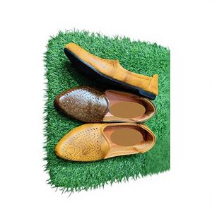 Zapatos Chalice de Cuero Genuino para Hombre, Estilo Tradicional Rajasthani, Hechos en India, Tendencia 2025, Impermeables - Product Image 4