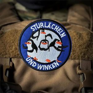 Patch brodé thermocollant « Sturlächeln Und Winken » en feutre non tissé, forme ronde, pour cadeaux - Product Image 3