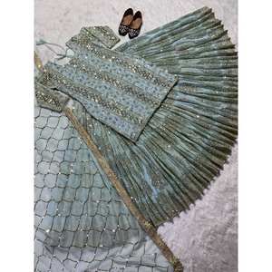 Ensemble Lehenga de créateur pour femmes avec bordure fantaisie comprenant un haut et Dupatta - Product Image 4