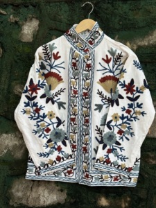 Chaqueta Étnica de Algodón Tejido con Bordado Sujani Hecha a Mano en Color Blanco de Lujo para Mujer, Ropa de Abrigo Artesanal de Otoño/Invierno, Venta al Por Mayor de Boutique - Product Image 1