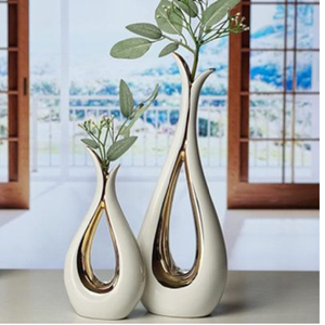 Jarrones minimalistas blancos de cuerpo hueco con revestimiento dorado. Juego de dos artículos elegantes disponibles a precios de mayorista. - Product Image 1