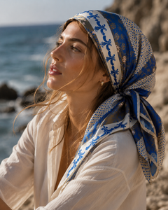 Foulard ethnique en satin de soie bleu à motifs floraux pour femme – Idéal pour les voyages et le quotidien, infroissable et écologique - Product Image 3