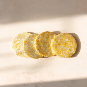 Juego de 4 posavasos redondos de nácar amarillo con mosaico de concha para mesa de café, decoración de comedor, venta al por mayor - Product Image 1