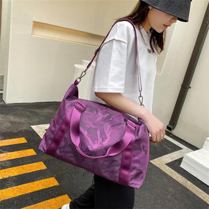 Bolsa de Viaje Deportiva Impermeable Color Borgoña con Camuflaje, Bolsa de Gimnasio de Gran Capacidad, Bolsa de Fin de Semana con Asa para Carro - Product Image 6
