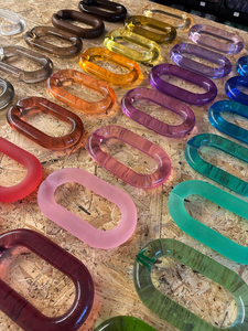 Modernos Adornos de Pared de Cadena Acrílica, Hechos a Mano con Resina, para Decoración del Hogar, Artesanías de Resina por Abdul Rehman Enterprises - Product Image 1