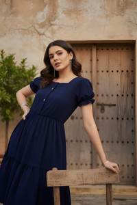 Robe midi bleue pour femme, coupe ajustée et évasée, en tissu de soie Delta, col carré, manches courtes, longueur normale, entièrement cousue, élégante, pour les occasions spéciales - Product Image 5