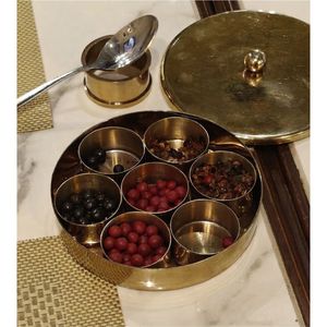 Boîte à épices artisanale en laiton avec plusieurs compartiments intérieurs, boîte à masala ronde en métal, vaisselle de luxe, cuisine, hôtel, hôtellerie - Product Image 1