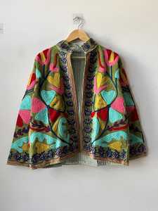 Chaqueta Corta de Terciopelo para Mujer, Estilo Boho y de Lujo, Bordada a Mano con Diseño Suzani, Regalo Perfecto, Abrigo Festivo de Invierno - Product Image 1