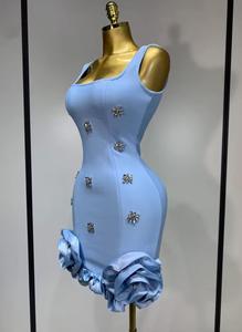 Robe de soirée élégante bleu clair en satin, coupe moulante, taille empire, ornée de strass, sans manches, col en V, mini - Product Image 1