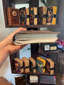 สมุดบันทึกหนังทำมือขนาดเล็ก ลายดอกไม้ ปั๊มนูน 100 แผ่น เย็บด้วยด้าย ปกหนังนิ่ม กระดาษรีไซเคิลทำมือ - Product Image 5