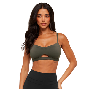 Soutien-gorge de sport vert Peekaboo pour femme avec logo personnalisé, en nylon et élasthanne, style balcon, soutien léger, idéal pour le yoga et l'entraînement fitness - Product Image 1