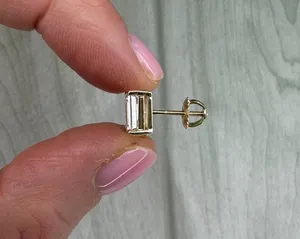 Pendientes Solitarios de Diamante Cultivado en Laboratorio con Corte de Pera y Esmeralda de 5 Quilates, Oro Amarillo de 14k - Product Image 6