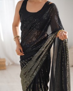 Sari en Georgette lourde, magnifiquement orné de sequins multicolores et d'imprimés noirs scintillants, idéal pour les fêtes et les mariages féminins - Product Image 2