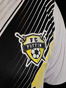 PUFFIN SPORTS Ensemble de maillots de football personnalisés pour hommes, sublimation OEM, col en V, manches courtes, imprimé, évacuation de l'humidité, coupe athlétique, toutes saisons - Product Image 4