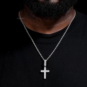 Pendentif croix en moissanite taille baguette, petit modèle, en argent sterling 925, fabriqué à la main par des artisans très qualifiés - Product Image 4