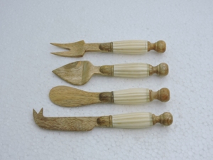 Ensemble d'ustensiles à fromage en bois, 4 pièces, sculptés à la main, écologiques, avec manche en résine, lavage à la main uniquement - Product Image 4