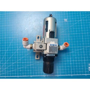 Filtre-régulateur pneumatique SMC AW30-N03E3-ZA, utilisé comme pièce détachée pour équipement semi-conducteur d'occasion - Product Image 3
