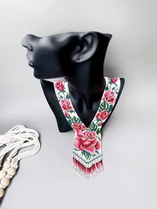 MEILLEURE VENTE Collier ethnique long en perles de rocaille avec roses perlées, style bohème, motif floral rose et blanc - Product Image 6