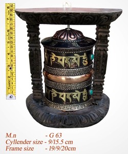 Figurine murale religieuse en laiton gravée avec mantra, roue de prière bouddhiste - Product Image 2