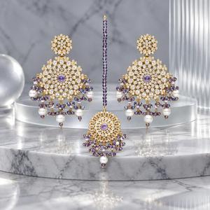 Pendientes de piedra morada chapados en oro y conjunto de Maang Tikka con perlas de imitación, fabricante pakistaní de joyería nupcial, suministro al por mayor. - Product Image 5