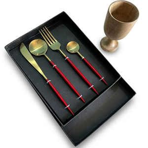 Ensemble de couverts de luxe en acier inoxydable doré avec manches rouges, idéal pour mariage, restaurant, ou comme cadeau, pour la maison - Product Image 1
