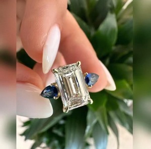 Bague de luxe en diamant de laboratoire taille émeraude en argent sterling 925 pour femme, idéale pour les fiançailles, les mariages et les cadeaux d'anniversaire - Product Image 1