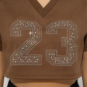 T-shirt court marron tendance à prix abordable pour femme, avec strass et numéro 23, en maille, col en V, manches courtes, style maillot de sport, printemps-été - Product Image 3
