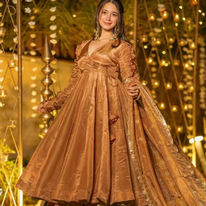 Vêtements ethniques indiens en gros : Lehenga Choli de créateur, Salwar Kameez de mariage, Ensemble Kurti pakistanais, Ensemble Dupatta moderne et riche pour les fêtes - Product Image 1