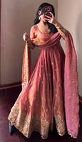 Costume Salwar en soie de qualité supérieure avec broderie lourde et travail de précision, idéal pour les mariages et les soirées, provenant d'un fournisseur indien.