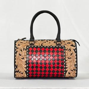 Bolsa de Viaje de Cuero Floral de Lujo Hecha a Mano con Diseño de Tablero de Ajedrez, Cierre de Cremallera y Diseño Duradero - Product Image 1