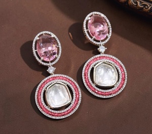 Boucles d'oreilles élégantes en laiton plaqué argent de qualité supérieure, avec breloques classiques et zircon, pour femmes, pour mariage et soirées, ÉCLATS EXCEPTIONNELS - Product Image 4