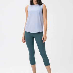 Camiseta sin mangas premium de algodón orgánico acanalado para mujer, transpirable, con colores y logotipo personalizables, estilo casual. - Product Image 6