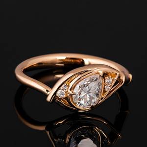 แหวนมอสซาไนต์ทรงลูกแพร์ 2 กะรัต ดีไซน์ลายเถาวัลย์ สำหรับผู้หญิง เงินแท้ 925 ชุบทอง เหมาะสำหรับเป็นของขวัญแทนคำมั่นสัญญาสำหรับคนรัก - Product Image 6