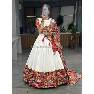 Ensemble complet cousu Chaniya Choli (Lehenga) Collection
Magasinez la collection exclusive Chaniya Choli de notre garde-robe de créateur - Product Image 3