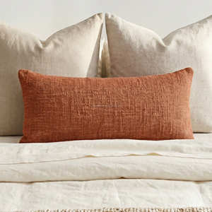 Housse de coussin lombaire décorative texturée en coton de designer Mustard, 14 × 36 pouces - Product Image 2