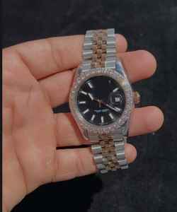 Reloj personalizado de dos tonos en oro rosa con diamantes de moissanita Bazel, estilo hip hop. - Product Image 2