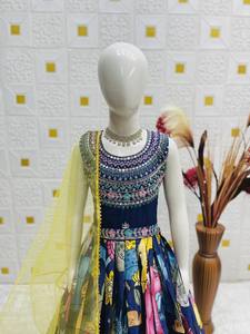 Salwar Kameez con Bordado y Estampado para Niñas de NiMa Creations, Traje Tradicional Indio para Bodas, Diwali y Fiestas, en Seda Chinon, Largo hasta la Rodilla - Product Image 5