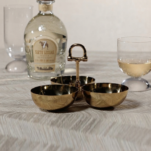 Bol de service à condiments de luxe en métal à 3 compartiments avec poignée en forme de mors de cheval, finition polie, idéal pour les hôtels, les bars et les plateaux de service. - Product Image 1