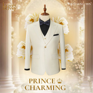 Le costume trois pièces sur mesure pour homme Prince Charmant Blanc est le joyau de la collection Lovey Dovey. - Product Image 1