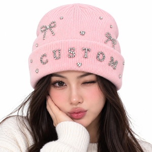 Gorros de Invierno de Punto Rosa para Mujer al por Mayor con Letras Personalizadas de Diamantes de Imitación, Gorra de Moda con Lazo de Cristal, Proveedor B2B de Marca Privada a Granel - Product Image 1