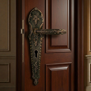 Manija de Puerta Exterior Moderna Victorian Bloom de Latón sobre Placa |   Manija de Palanca con Grabado Floral Vintage y Orificio para Llave para Puertas de Madera - Product Image 2