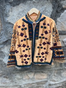Chaqueta de Mujer de Terciopelo Tejido Acolchado Reversible Bordado a Mano |   Boho Floral Étnico Vintage Invierno |   Artesano Personalizado - Product Image 1