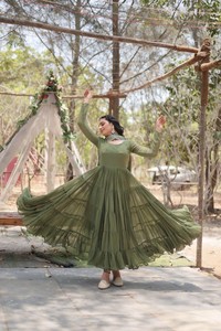 Costume Anarkali prêt-à-porter en faux georgette avec broderie et travail de sequins - Product Image 4