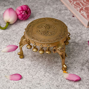 Pooja Chowki en laiton fabriqué à la main avec des jambes de pilier d'éléphant trône de dieu autel Pooja article pour décor de temple à la maison cadeau spirituel - Product Image 4