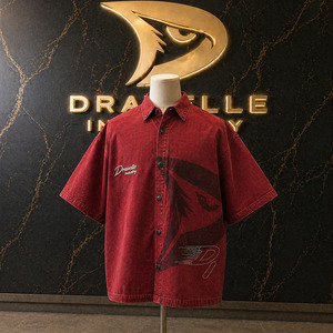 Camisa Oversize Personalizada OEM Roja Intensa con Botones, Estampado Gráfico Streetwear, Cuello Camp, Manga Corta con Pedrería, Venta al por Mayor - Product Image 1