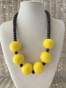 Collar de cuentas de resina epoxi hecho a mano, accesorio de joyería de diseño moderno para mujer, para moda y uso diario. - Product Image 1