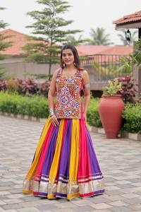 Ensemble prêt-à-porter de lehenga choli en coton entièrement brodé, avec travail de designer Gamthi et véritable travail de miroir, spécial Navratri. - Product Image 5