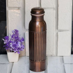 Bouteille d'eau en cuivre pur, motif côtelé vertical, surface polie foncée antique, étanche, récipient ayurvédique pour la santé - Product Image 1